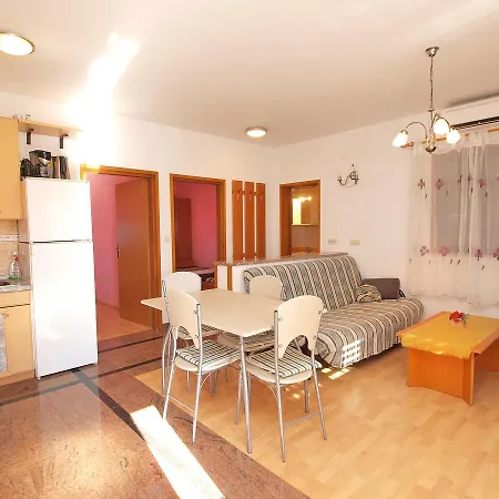 Apartament Alma 879 *